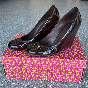 Tory Burch Sophie patent leather Brown Wedge Pumps. Size 7.5